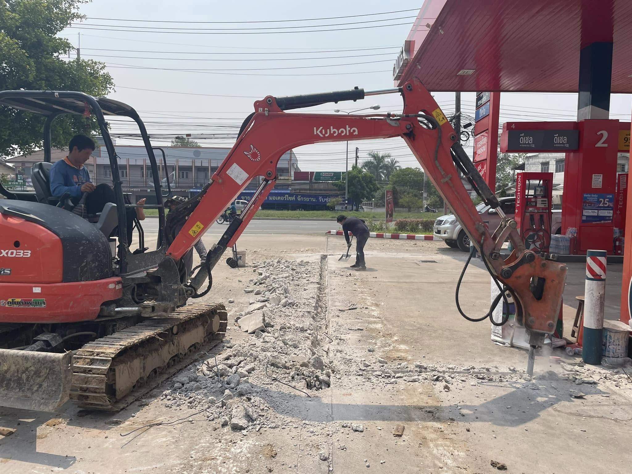 รถแม็คโครถมที่